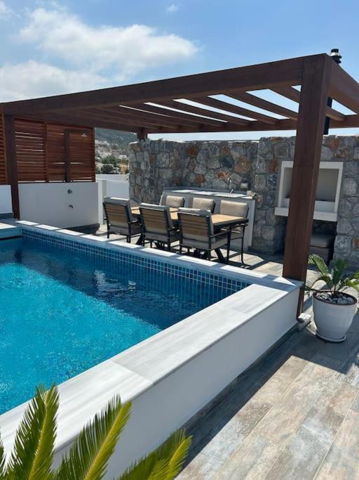 Penthouse Med Privat Saltvannsbasseng Pa Esentepe Beach Kyrenia  Exterior photo